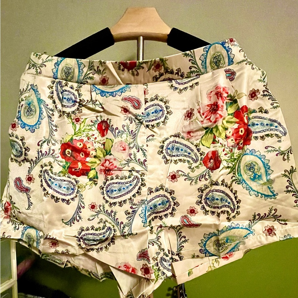 Umgee Floral Paisley Cream Women's Shorts, size L, NWT - Picture 11 of 13